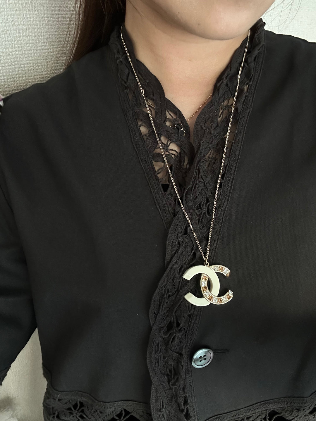 CHANEL White Enamel CC Necklace with Baguette Crystals ✨｜Elegant Dual-Tone Sparkle