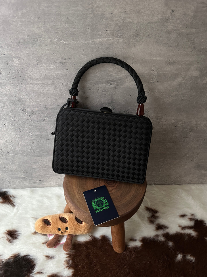 Bottega Veneta Intrecciato Evening Top Handle Bag 🖤｜Elegant Woven Texture｜Unique Handle｜Refined Vintage Charm