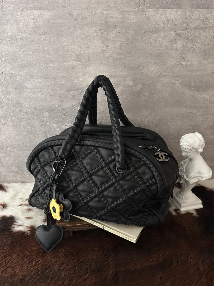 Chanel Piped Quilted Bowling Bag 🖤｜Leather-Wrapped Chain｜Double Zip Pockets｜Great Capacity