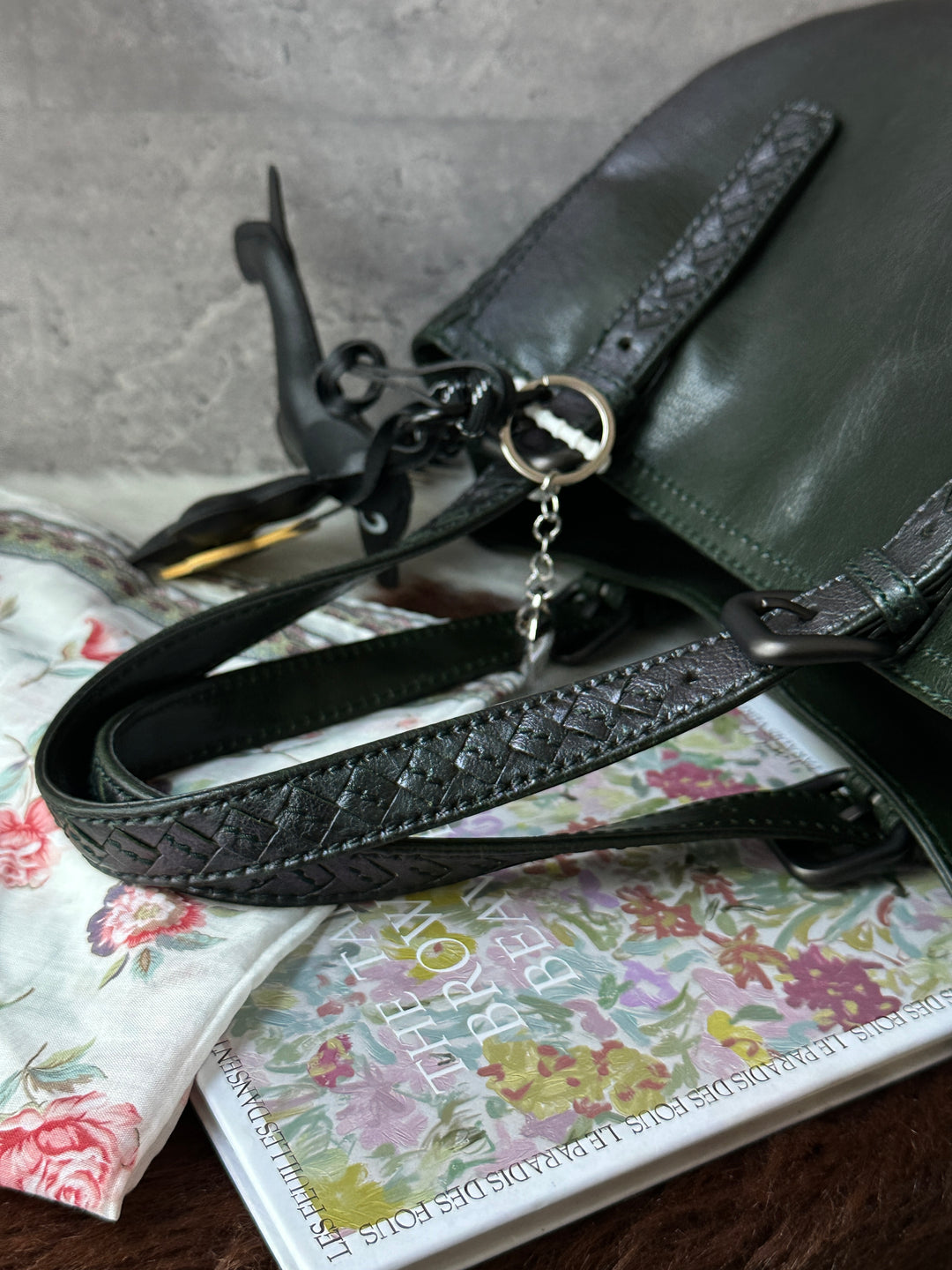 BOTTEGA VENETA Forest Green Leather Tote Bag 💚💜｜Iridescent Finish × Intrecciato Details × Adjustable Handles