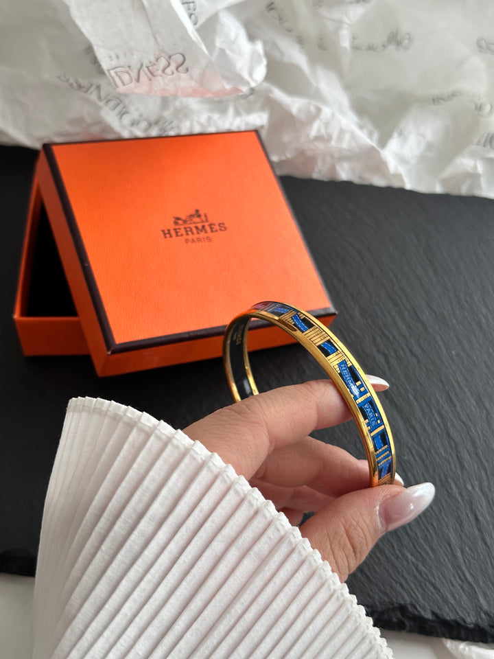 Hermes Ribbon Print Enamel Bangle ✨｜Timeless Elegance with Collectible Charm