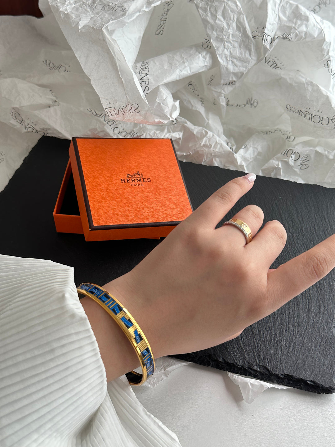 Hermes Ribbon Print Enamel Bangle ✨｜Timeless Elegance with Collectible Charm
