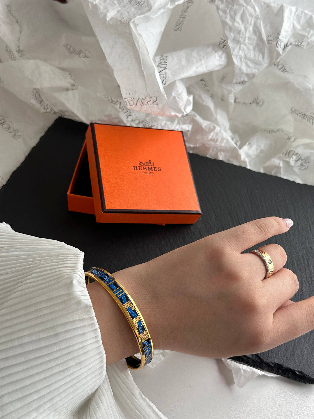 Hermes Ribbon Print Enamel Bangle ✨｜Timeless Elegance with Collectible Charm