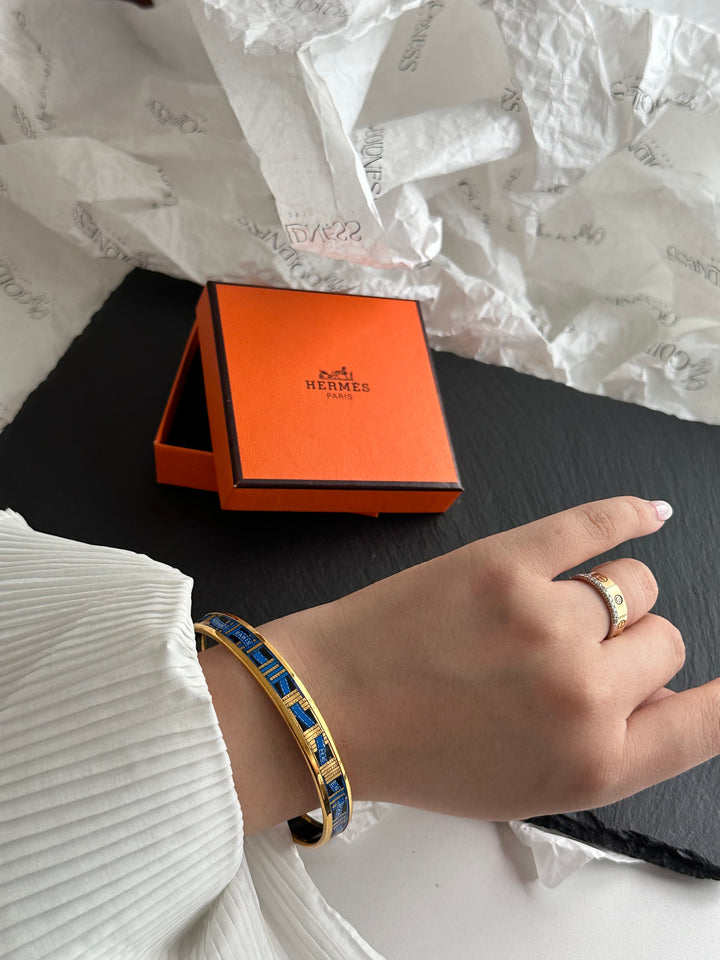 Hermes Ribbon Print Enamel Bangle ✨｜Timeless Elegance with Collectible Charm