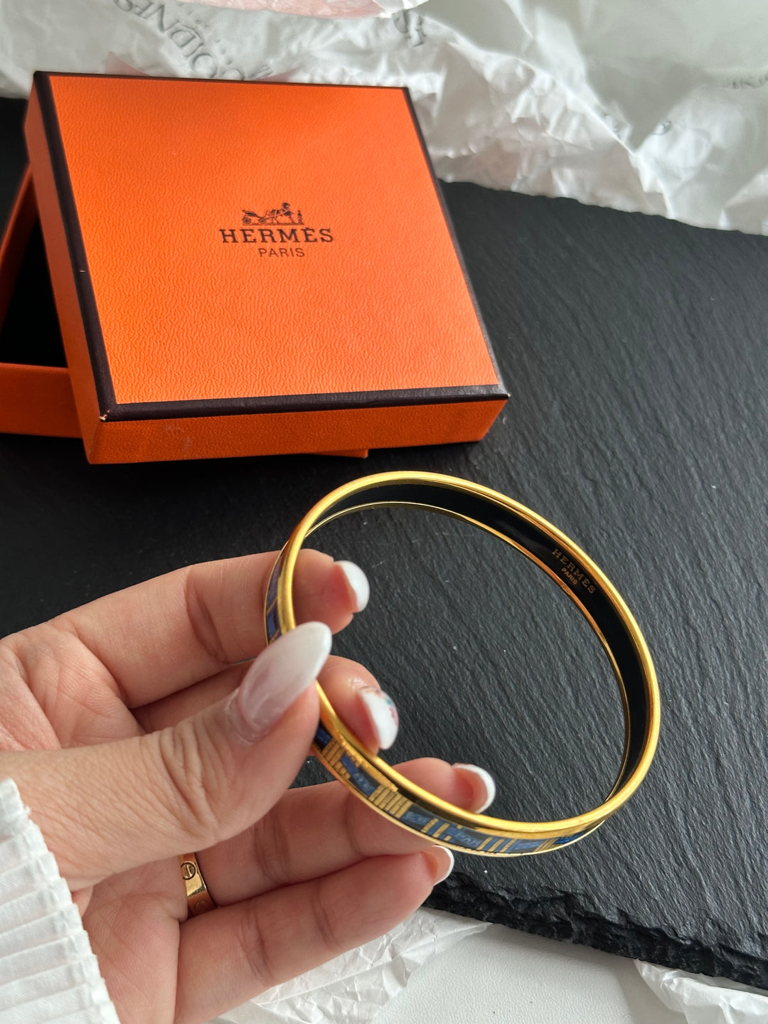 Hermes Ribbon Print Enamel Bangle ✨｜Timeless Elegance with Collectible Charm