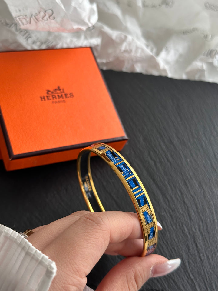 Hermes Ribbon Print Enamel Bangle ✨｜Timeless Elegance with Collectible Charm
