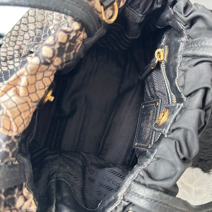 PRADA Python-Effect Tote Handbag 🖤｜Gold Logo × Drawstring Shape × Statement Python Pattern