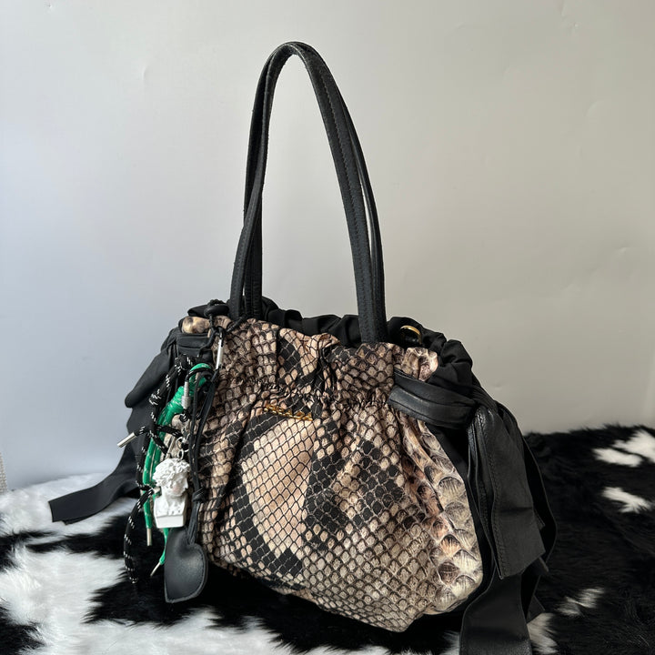PRADA Python-Effect Tote Handbag 🖤｜Gold Logo × Drawstring Shape × Statement Python Pattern