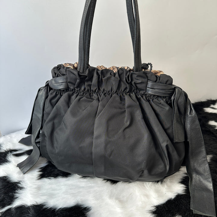 PRADA Python-Effect Tote Handbag 🖤｜Gold Logo × Drawstring Shape × Statement Python Pattern