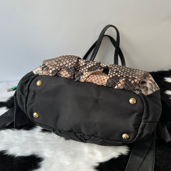 PRADA Python-Effect Tote Handbag 🖤｜Gold Logo × Drawstring Shape × Statement Python Pattern