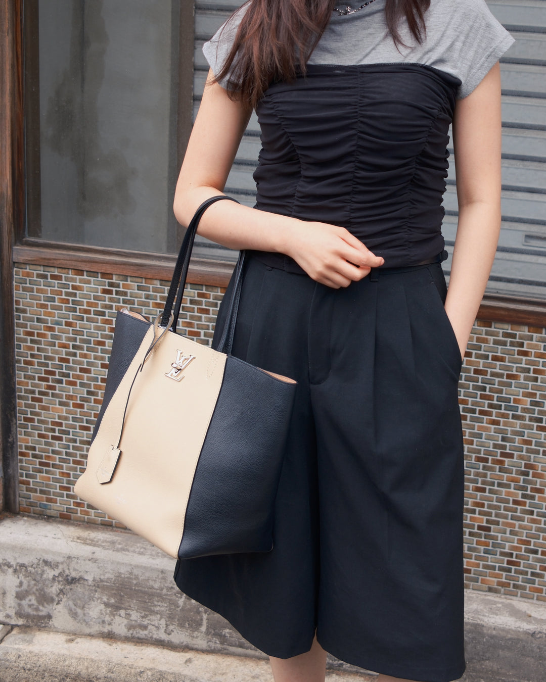Louis Vuitton Lockme Bicolor Tote Bag 🖤｜Bicolor Calf Leather｜Statement LV Turn-Lock｜Fits A Laptop