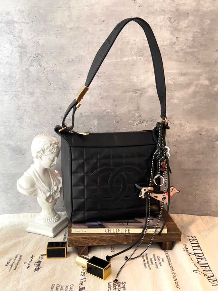 CHANEL Chocolate Bar Small Hobo Bag 🖤✨｜Quilted Leather × Oversized CC Logo × Compact Silhouette