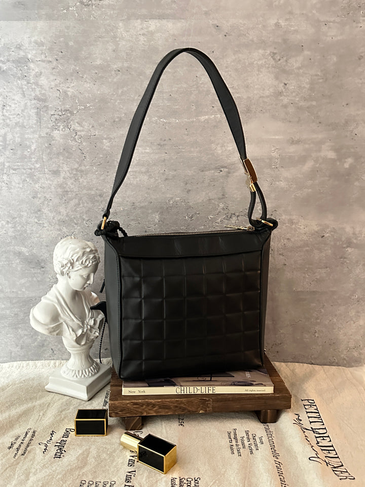 CHANEL Chocolate Bar Small Hobo Bag 🖤✨｜Quilted Leather × Oversized CC Logo × Compact Silhouette