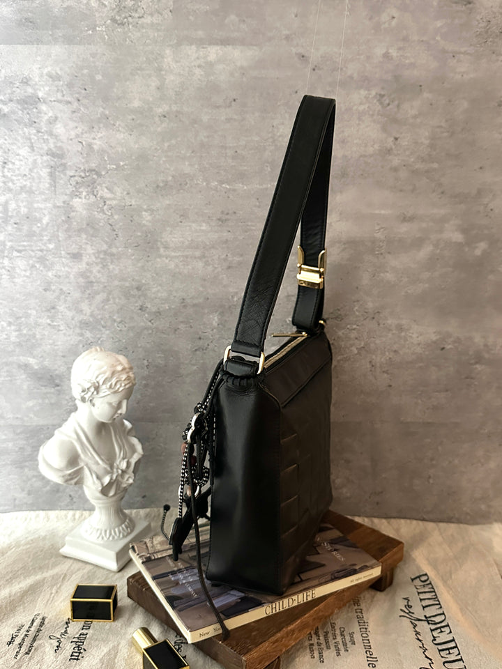 CHANEL Chocolate Bar Small Hobo Bag 🖤✨｜Quilted Leather × Oversized CC Logo × Compact Silhouette