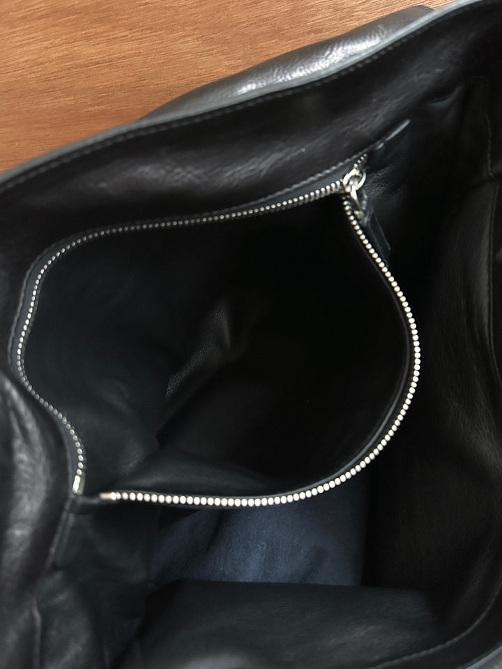 PRADA Leather Messenger Bag 🖤🤎｜Two-Tone Leather × Vintage Satchel Design × Spacious Capacity
