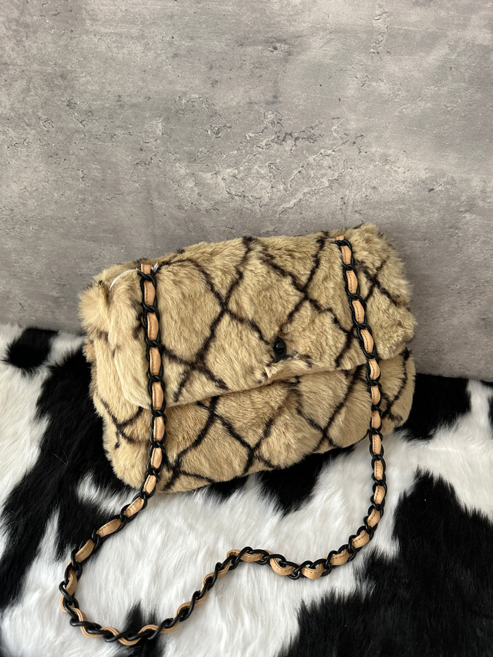 CHANEL 🐰 Fur Quilted Chain Bag｜Plush Winter Texture × Rare Collectible Design × Soft Neutral Tone