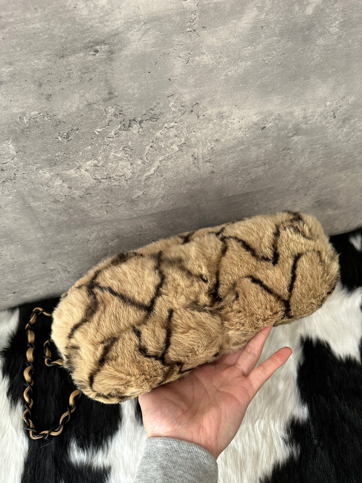 CHANEL 🐰 Fur Quilted Chain Bag｜Plush Winter Texture × Rare Collectible Design × Soft Neutral Tone