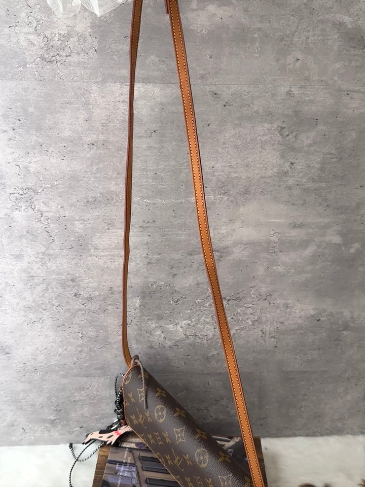 Louis Vuitton Monogram Baguette Crossbody Bag 🥖｜Classic Monogram｜Suede Interior｜Underarm Ready