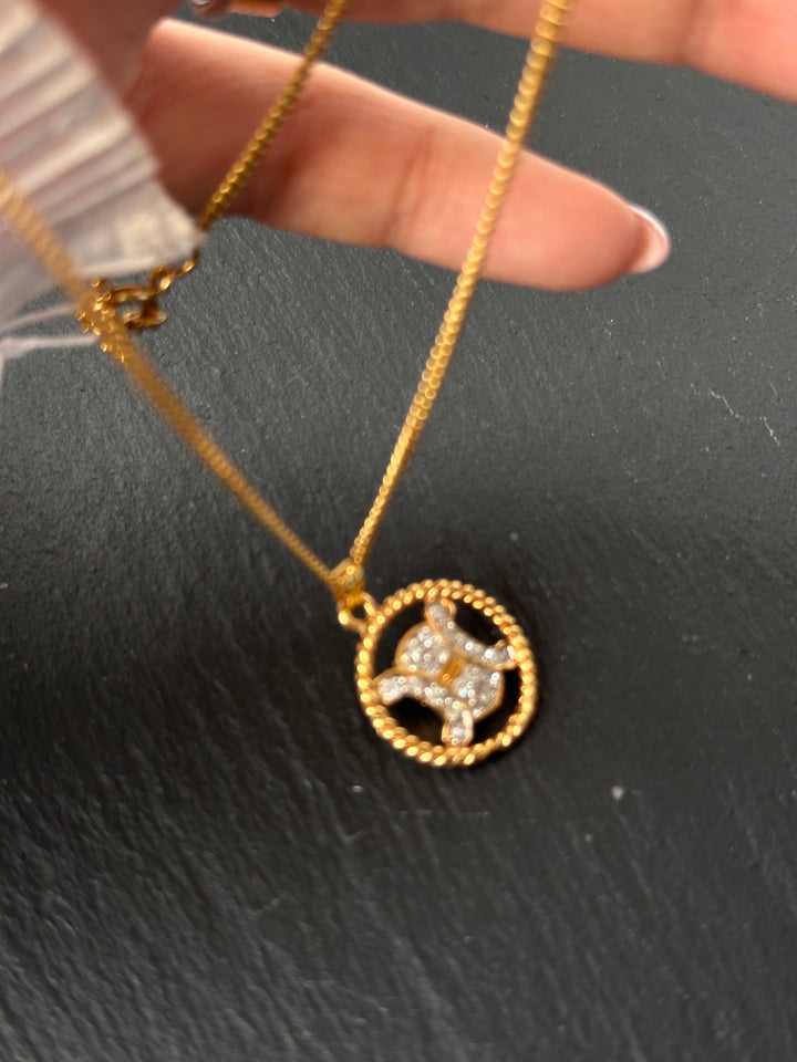 CELINE Triomphe Crystal Medallion Necklace（Gold）｜Iconic Heritage ✨🤍