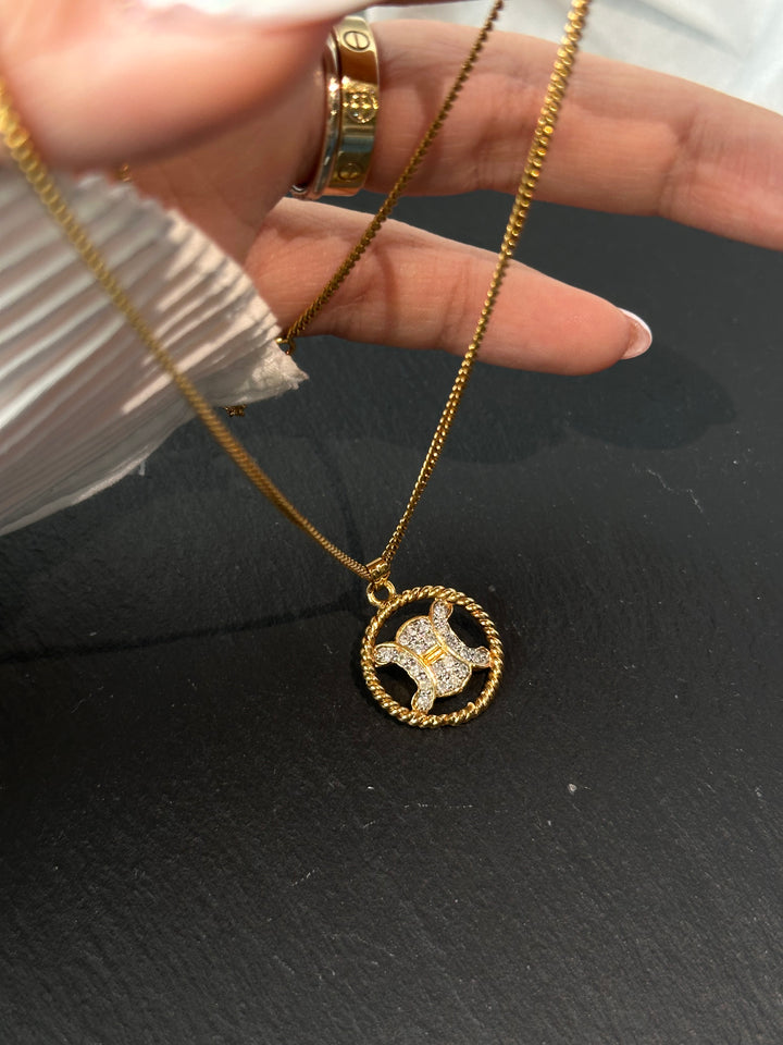 CELINE Triomphe Crystal Medallion Necklace（Gold）｜Iconic Heritage ✨🤍