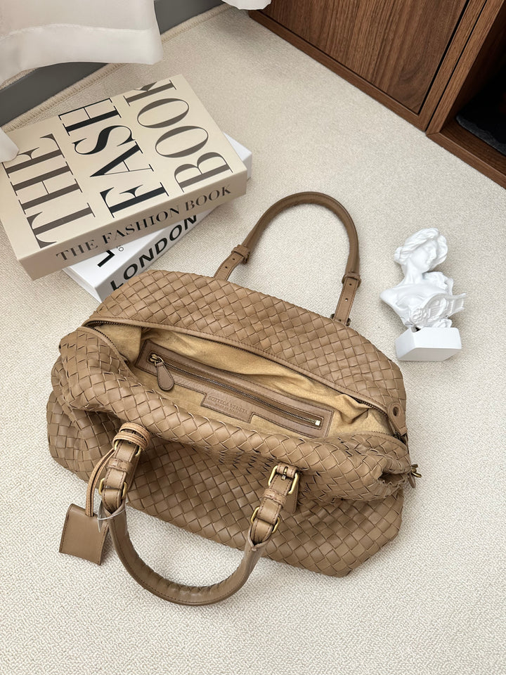 BOTTEGA VENETA Intrecciato Hobo Bag（Latte Beige）｜Classic Craftsmanship 🤎