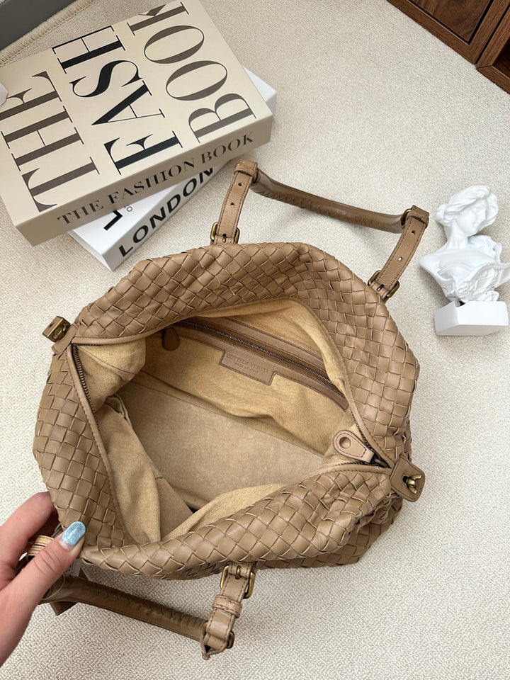 BOTTEGA VENETA Intrecciato Hobo Bag（Latte Beige）｜Classic Craftsmanship 🤎
