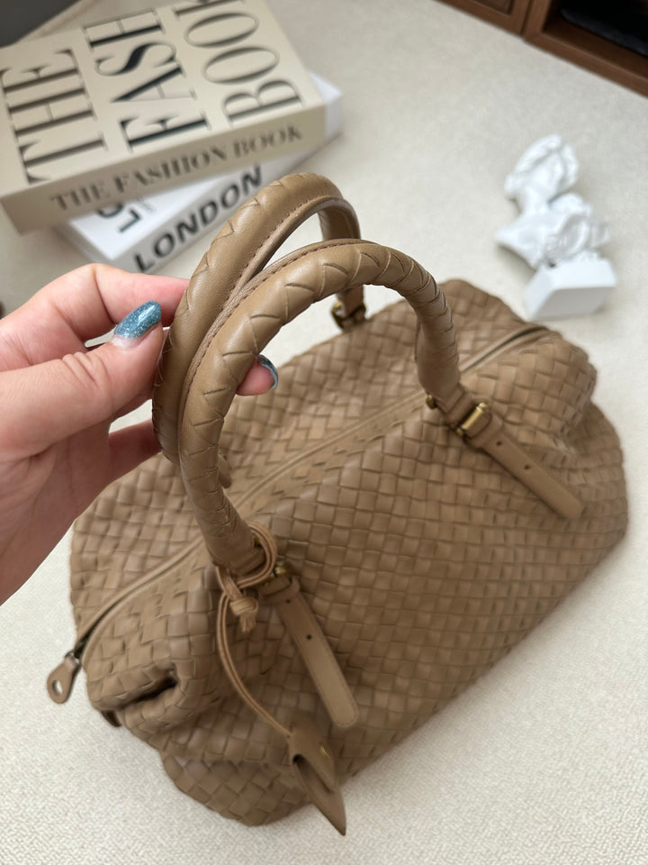 BOTTEGA VENETA Intrecciato Hobo Bag（Latte Beige）｜Classic Craftsmanship 🤎