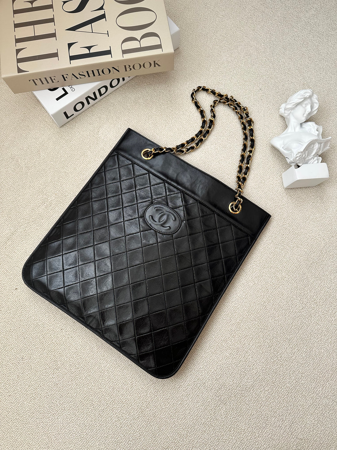 CHANEL Vintage Chain Tote Bag（Black Lambskin × Gold Hardware）｜Effortless Elegance 🖤✨