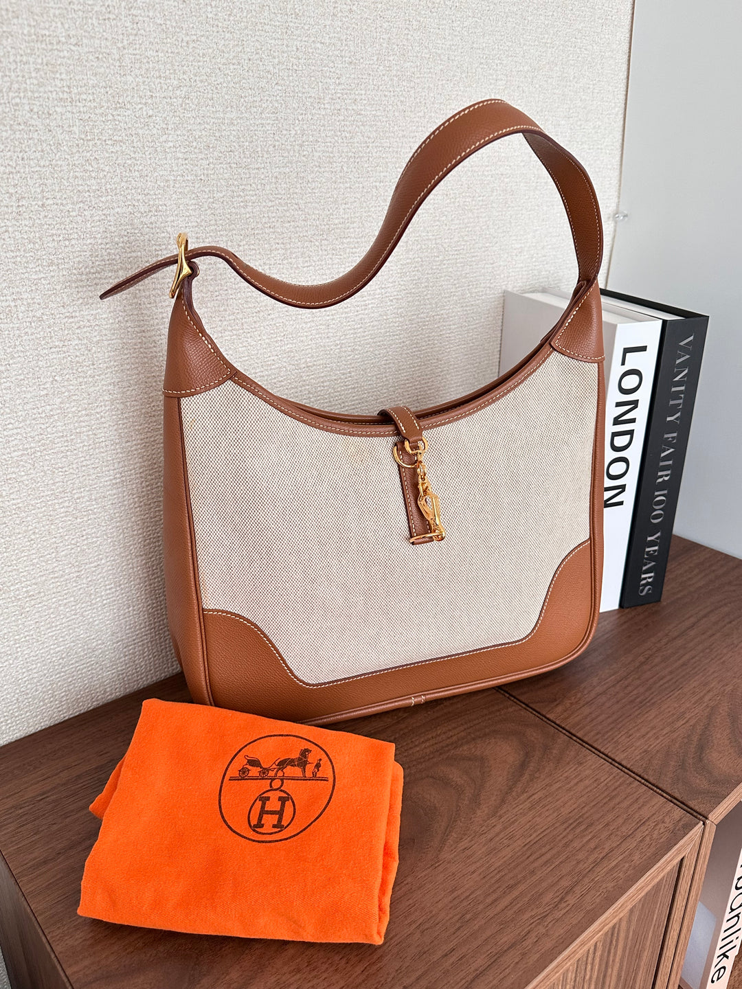 HERMÈS Trim Shoulder Bag（Gold Barenia × Canvas）｜Effortless Parisian Elegance 🤎✨