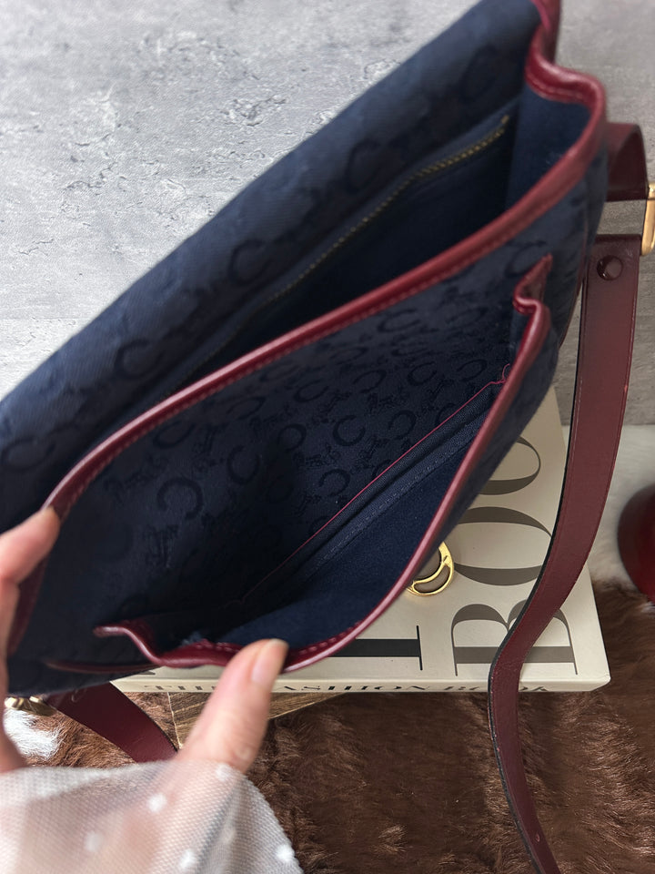 CELINE Vintage Carriage Saddle Bag ❤️💙｜Signature Carriage Monogram × Burgundy Leather Trims × Adjustable Shoulder Strap