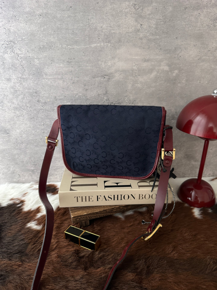CELINE Vintage Carriage Saddle Bag ❤️💙｜Signature Carriage Monogram × Burgundy Leather Trims × Adjustable Shoulder Strap
