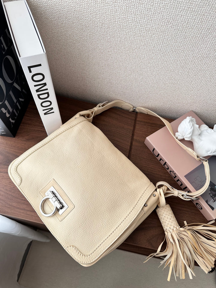 Salvatore Ferragamo Cream Tassel Gancini Shoulder Bag（Calfskin × Silver Hardware）｜Timeless Elegance 🍨✨