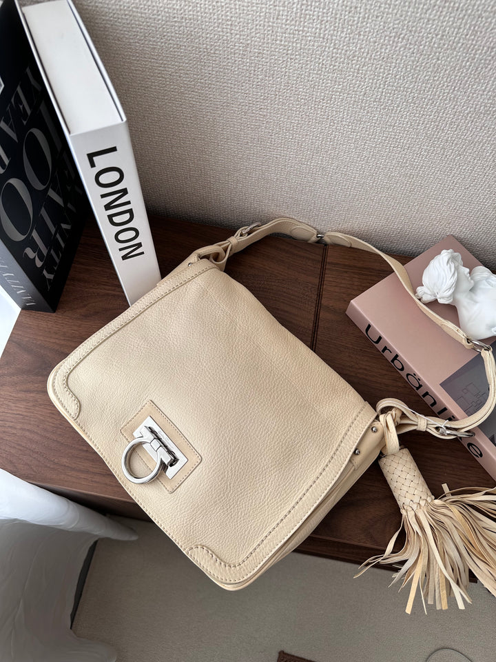 Salvatore Ferragamo Cream Tassel Gancini Shoulder Bag（Calfskin × Silver Hardware）｜Timeless Elegance 🍨✨