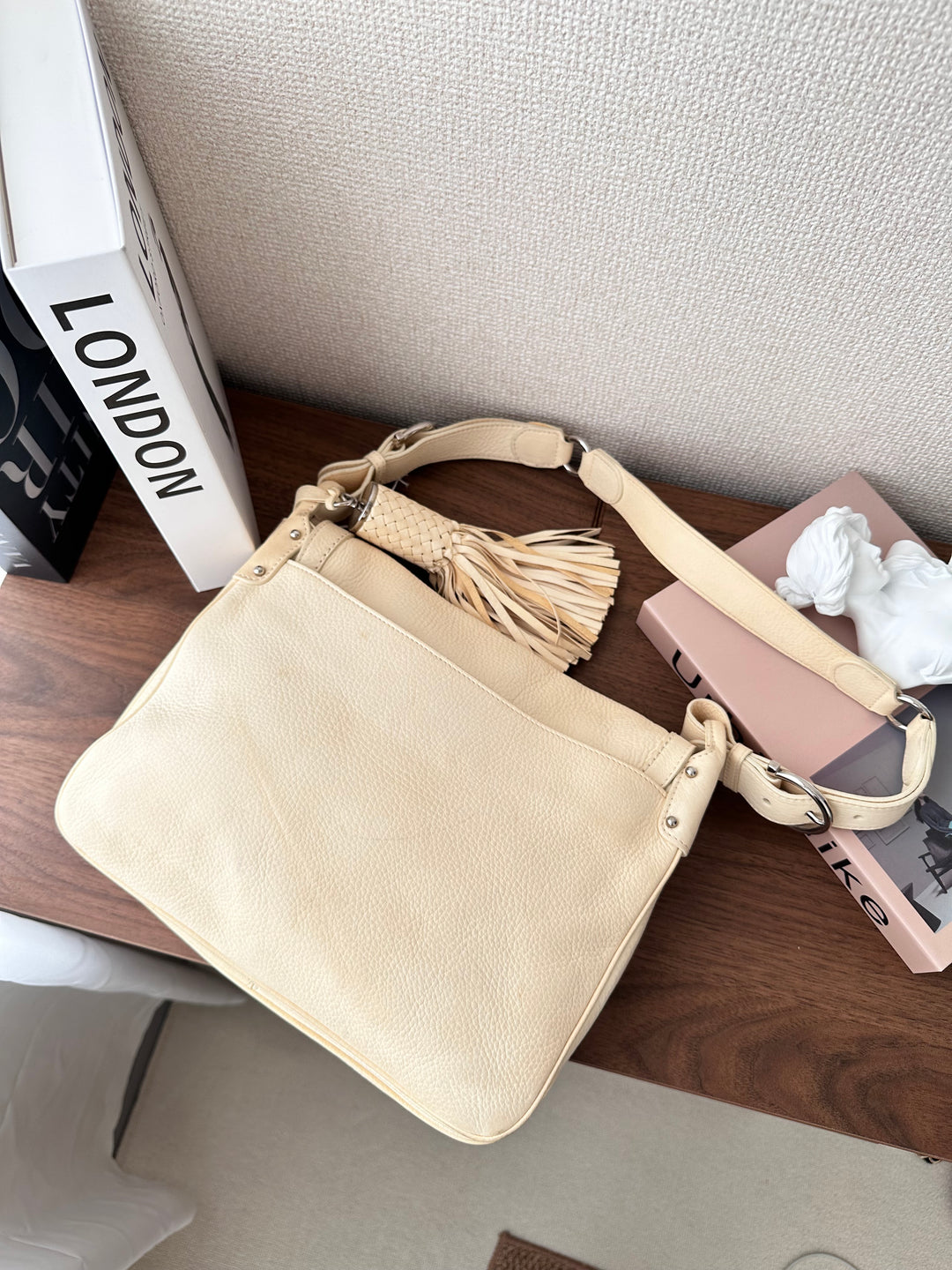 Salvatore Ferragamo Cream Tassel Gancini Shoulder Bag（Calfskin × Silver Hardware）｜Timeless Elegance 🍨✨