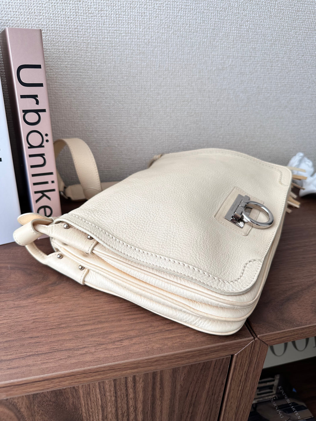 Salvatore Ferragamo Cream Tassel Gancini Shoulder Bag（Calfskin × Silver Hardware）｜Timeless Elegance 🍨✨