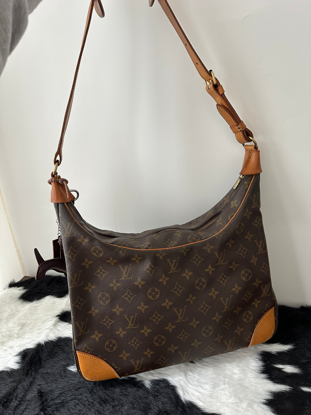 LOUIS VUITTON 🤎 Monogram Horn Hobo Bag｜Iconic Shape × Effortless Daily Style × Lightweight Comfort