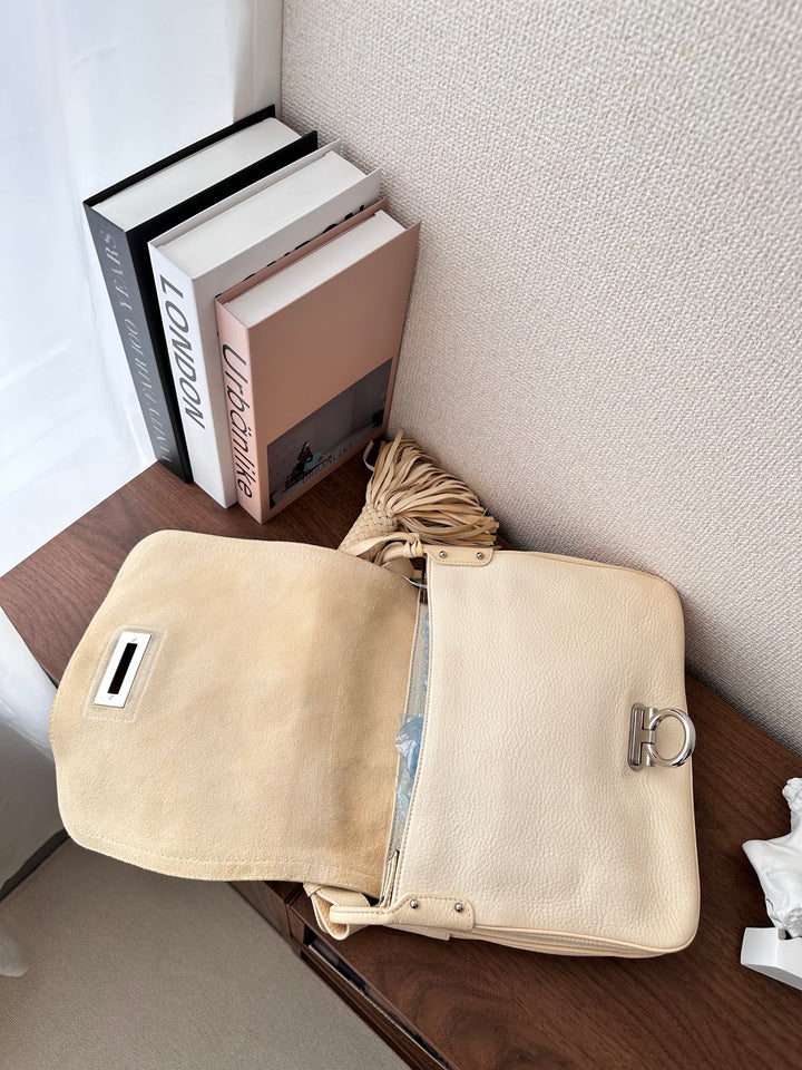 Salvatore Ferragamo Cream Tassel Gancini Shoulder Bag（Calfskin × Silver Hardware）｜Timeless Elegance 🍨✨