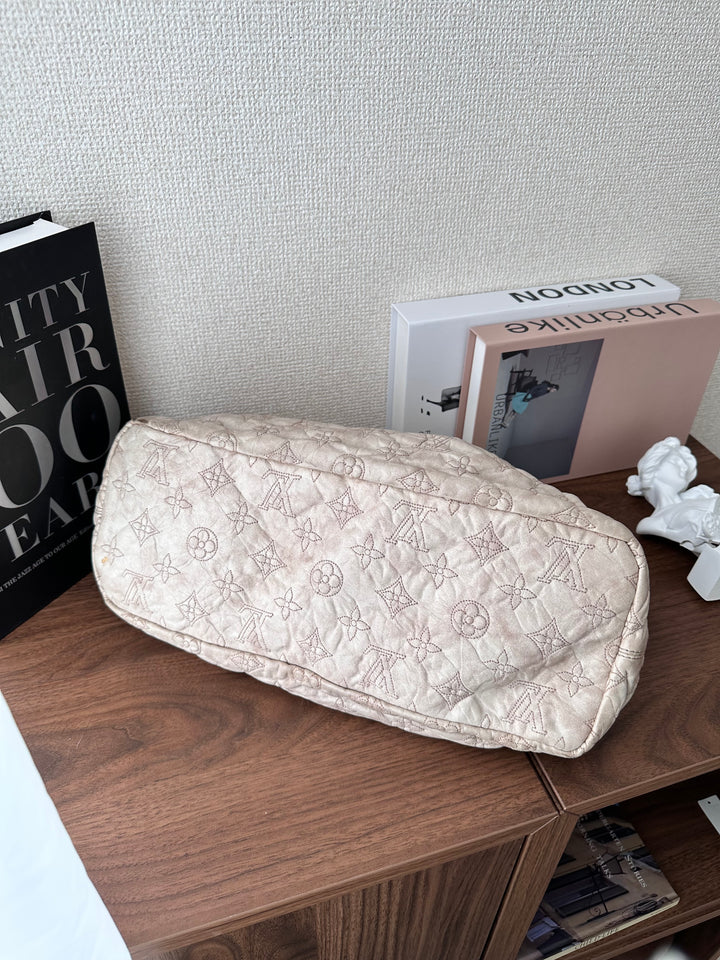 LOUIS VUITTON Dusty Cream Quilted Cloud Clutch Bag｜Ethereal Rarity ☁️✨