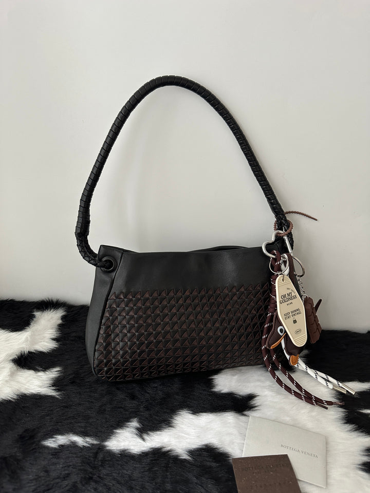 BOTTEGA VENETA 🤎🖤 Special Woven Hobo｜Soft Lambskin Texture × Unique Pattern Weave × Chic Everyday Silhouette