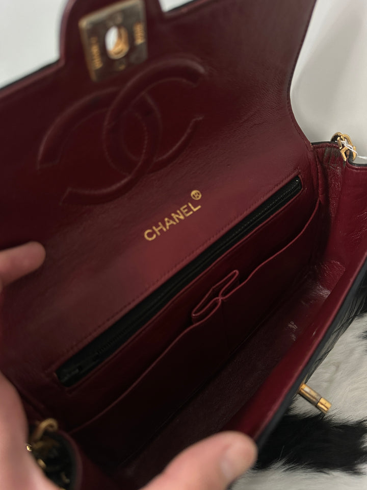 CHANEL 🖤 Vintage Round CC Crossbody｜Quilted Classic × Gold-Tone Elegance × Lightweight Daily Luxury