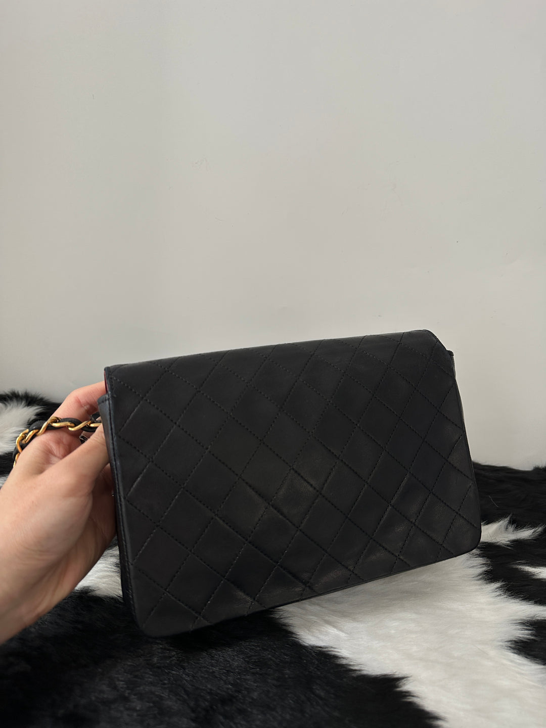 CHANEL 🖤 Vintage Round CC Crossbody｜Quilted Classic × Gold-Tone Elegance × Lightweight Daily Luxury