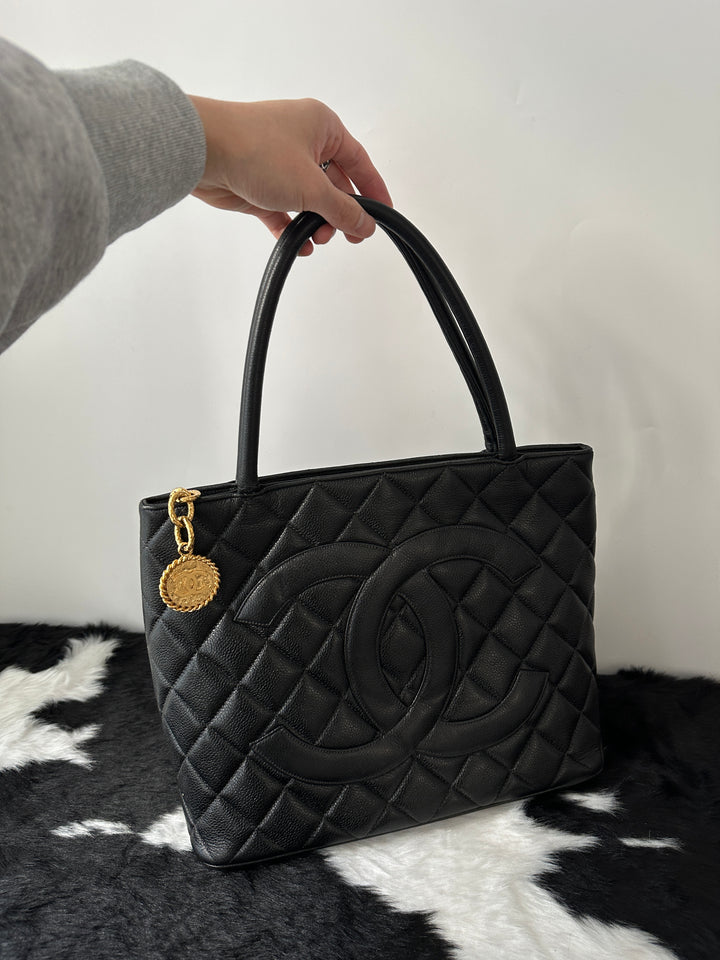 Chanel “Black Caviar Hilton Tote with Gold Medallion” 🖤✨ | Ultra-Clean Condition & Iconic Large CC