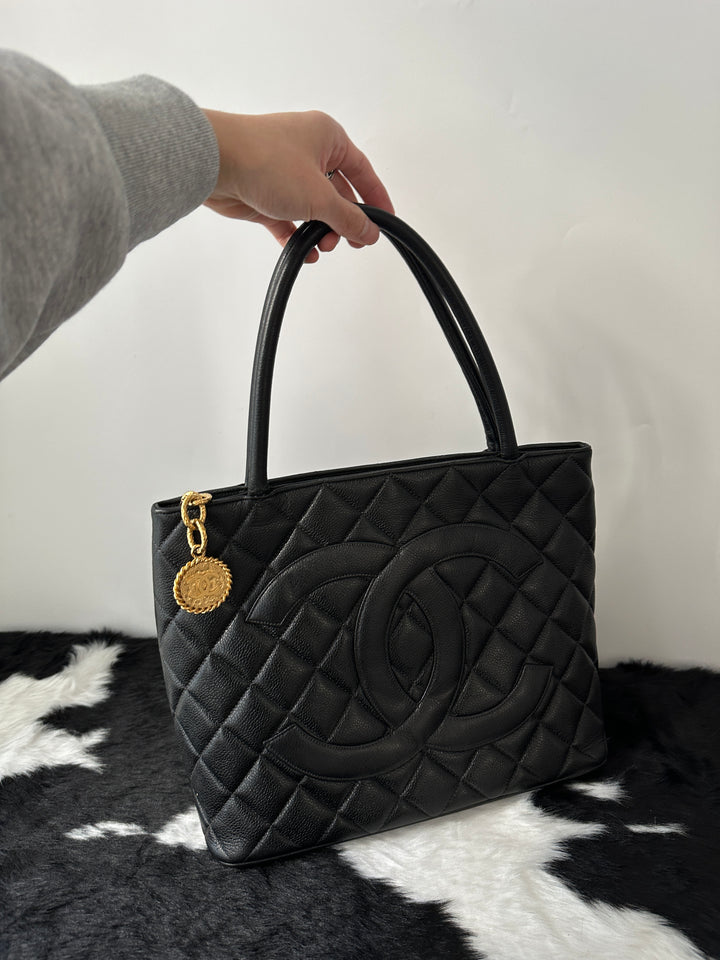 Chanel “Black Caviar Hilton Tote with Gold Medallion” 🖤✨ | Ultra-Clean Condition & Iconic Large CC