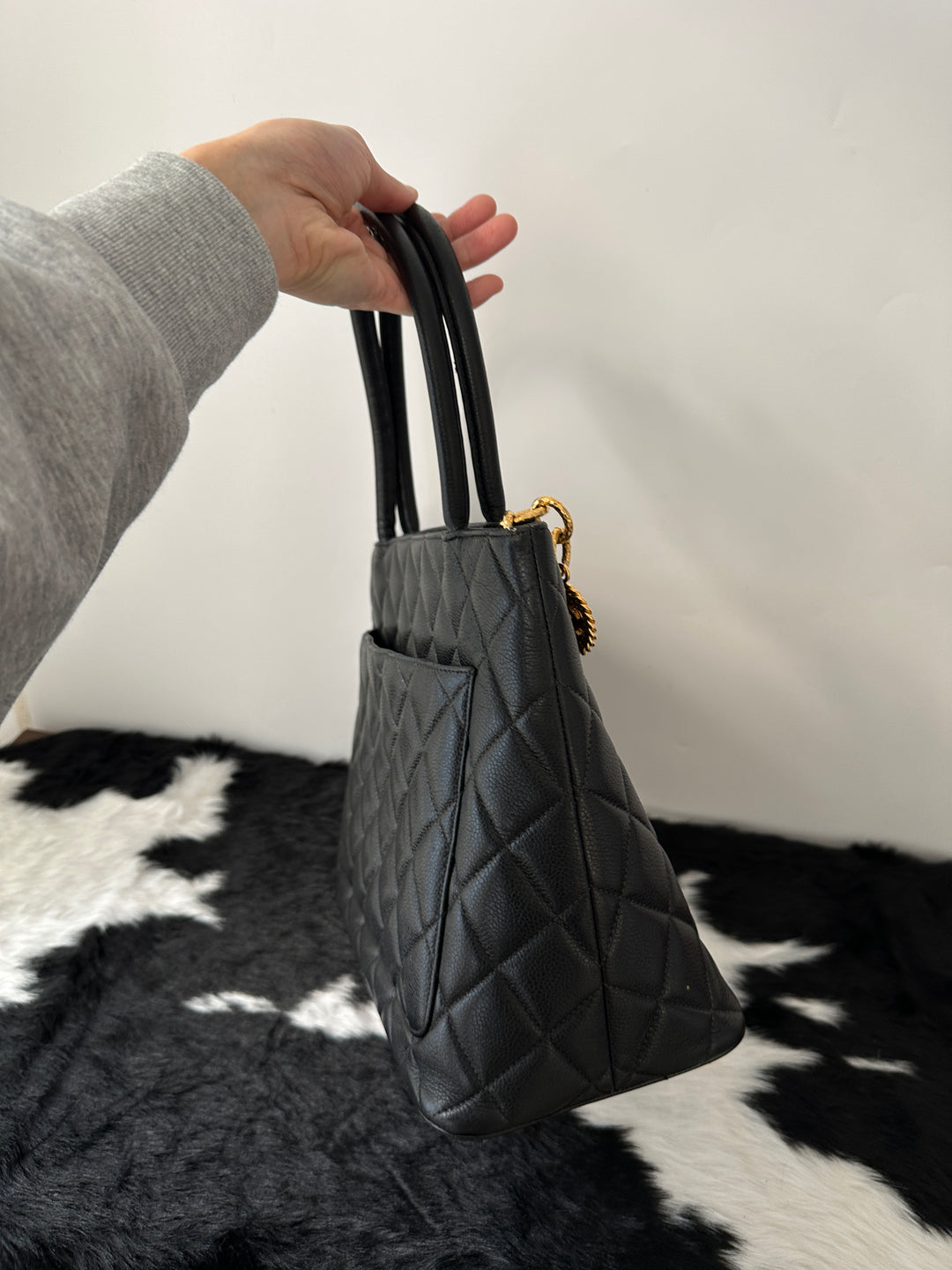 Chanel “Black Caviar Hilton Tote with Gold Medallion” 🖤✨ | Ultra-Clean Condition & Iconic Large CC