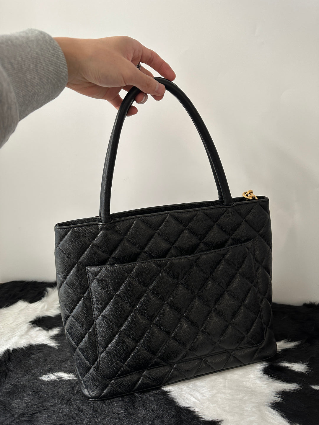 Chanel “Black Caviar Hilton Tote with Gold Medallion” 🖤✨ | Ultra-Clean Condition & Iconic Large CC