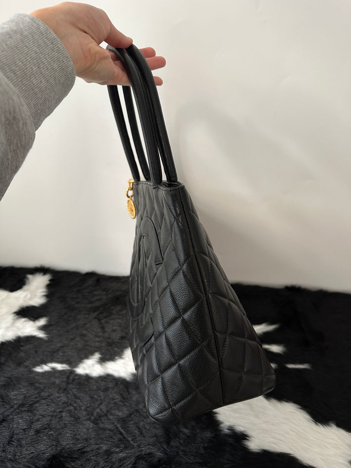 Chanel “Black Caviar Hilton Tote with Gold Medallion” 🖤✨ | Ultra-Clean Condition & Iconic Large CC