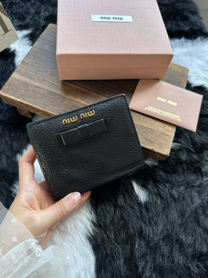 Miu Miu Bow Short Wallet 🖤｜Sweet Bow Detail × Compact Size × Full Set