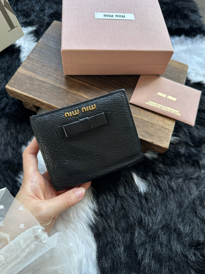 Miu Miu Bow Short Wallet 🖤｜Sweet Bow Detail × Compact Size × Full Set