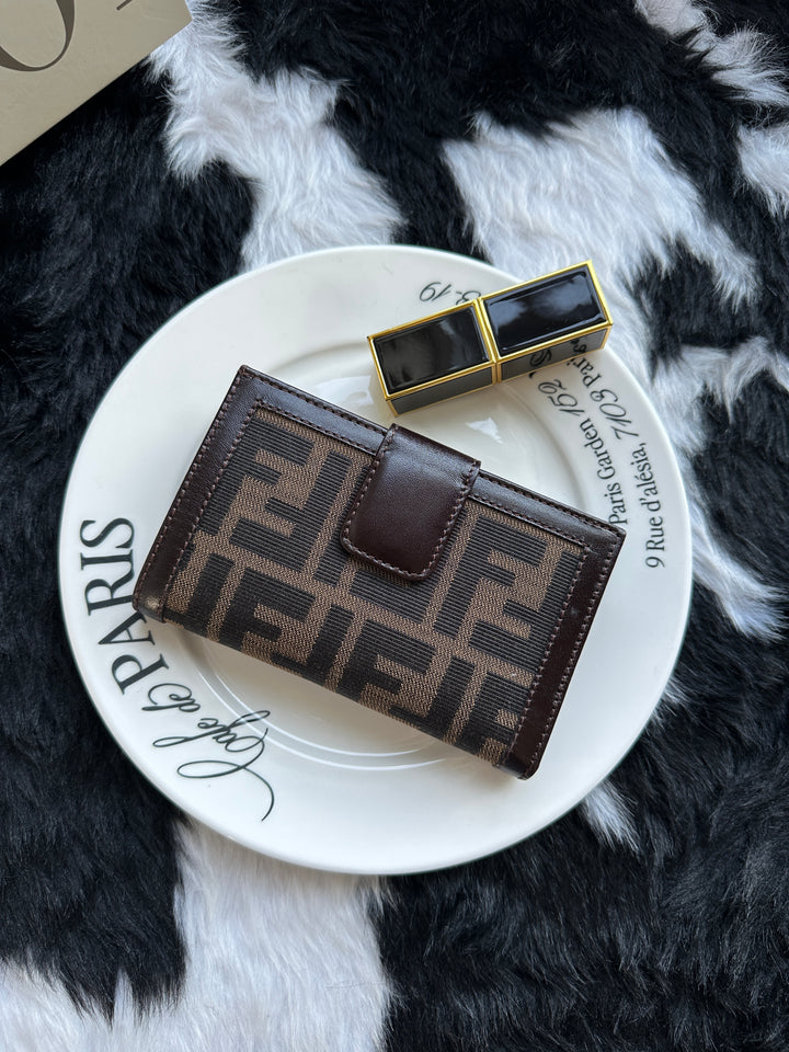 Fendi Zucca Short Wallet 🤎｜Classic FF Monogram × Compact Design × Everyday Function
