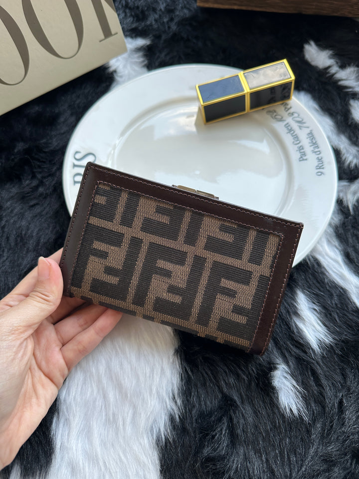 Fendi Zucca Short Wallet 🤎｜Classic FF Monogram × Compact Design × Everyday Function